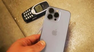 iPhone 13 Pro so tài với Nokia 3310 trong bài thử nghiệm rơi cầu thang, kết quả chắc chắn khiến bạn ngạc nhiên