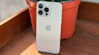 Vỏ iPhone 15/Plus/Pro/Pro Max làm bằng gì? Độ bền, khả năng bảo vệ và những yếu tố bạn cần biết