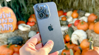 Vỏ iPhone 15/Plus/Pro/Pro Max làm bằng gì? Những cải tiến về độ bền, đánh giá chất liệu