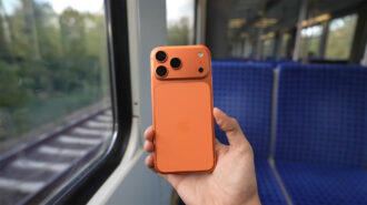 Mệnh Hỏa hợp iPhone 17 Pro Max màu gì nhất? Có nên chọn màu Cam Vũ Trụ để thu hút tài lộc năm 2026?