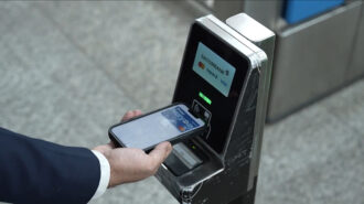 Cách thanh toán phương tiện công cộng bằng iPhone cực nhanh, chạm là đi không cần mở khóa