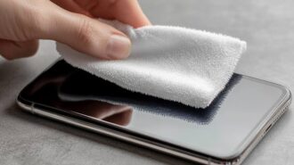4 cách bảo vệ iPhone khi trời mưa: Mẹo đơn giản để giữ điện thoại luôn an toàn